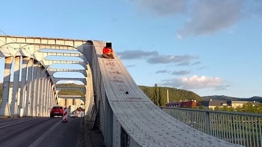 Opilý muž seděl v Ústí nad Labem na mostě a chtěl skočit do kolejiště